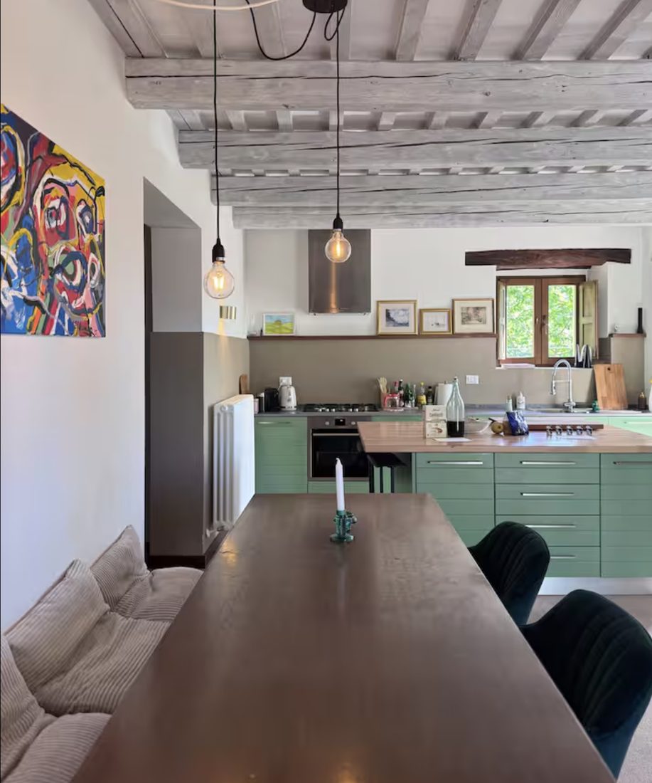 Het huis en het terrein van bovenaf