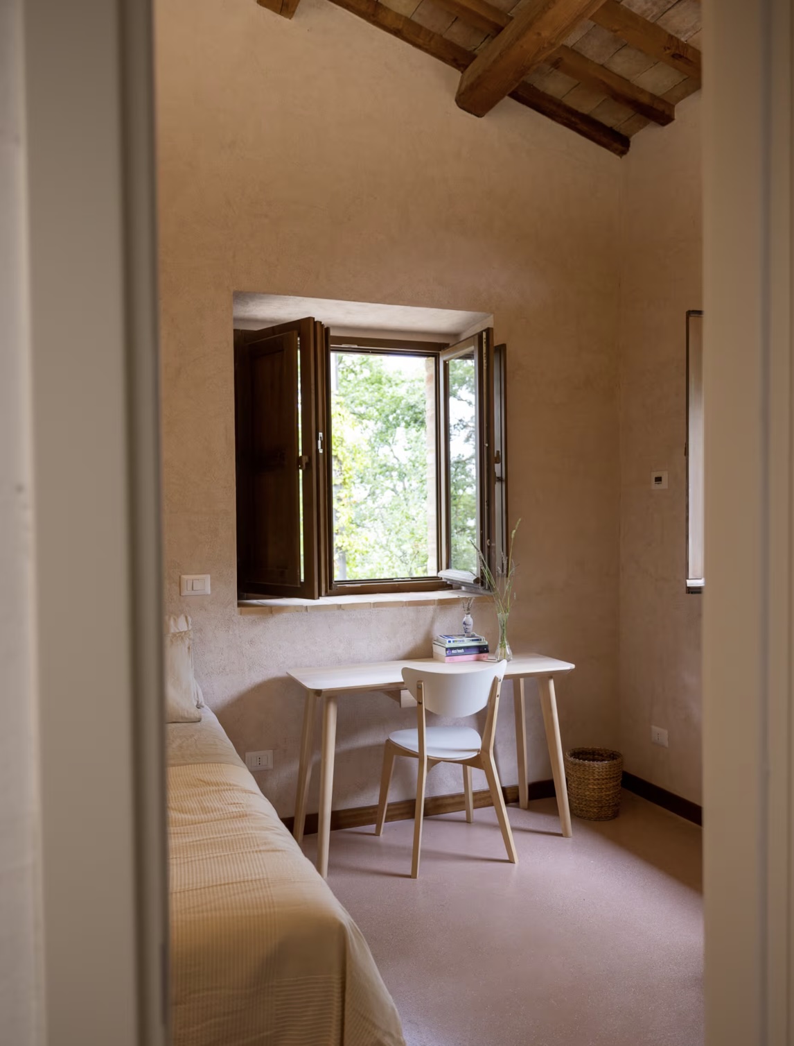 Slaapkamer met bureau bij het raam